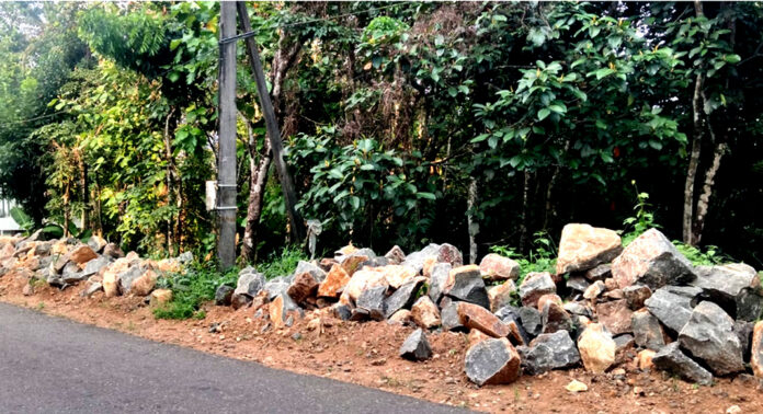 വെച്ചൂച്ചിറ – മന്ദമരുതി റോഡരികിൽ ഇറക്കിയിട്ട പാറക്കല്ലുകൾ യാത്രക്കാര്ക്ക് ഭീഷണി വെച്ചൂച്ചിറ – മന്ദമരുതി റോഡരികിൽ ഇറക്കിയിട്ട പാറക്കല്ലുകൾ യാത്രക്കാര്ക്ക് ഭീഷണി