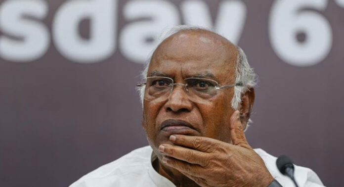 പ്രധാനമന്ത്രിക്കെതിരെ ‘തീവ്രവാദി’ പരാമർശം ; മല്ലികാർജുൻ ഖാർഗെയ്ക്ക് തിരഞ്ഞെടുപ്പ് കമ്മീഷന്റെ നോട്ടീസ്. പ്രധാനമന്ത്രിക്കെതിരെ ‘തീവ്രവാദി’ പരാമർശം ; മല്ലികാർജുൻ ഖാർഗെയ്ക്ക് തിരഞ്ഞെടുപ്പ് കമ്മീഷന്റെ നോട്ടീസ്.