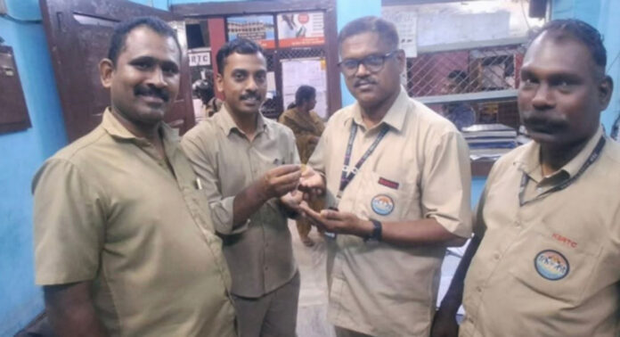 നഷ്ടപ്പെട്ട സ്വര്ണ്ണ നാണയം യാത്രക്കാരിക്ക് തിരികെ നല്കി കെ.എസ്.ആര്.റ്റി.സി കണ്ടക്ടര് മാതൃകയായി നഷ്ടപ്പെട്ട സ്വര്ണ്ണ നാണയം യാത്രക്കാരിക്ക് തിരികെ നല്കി കെ.എസ്.ആര്.റ്റി.സി കണ്ടക്ടര് മാതൃകയായി