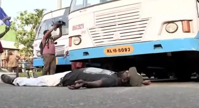 ചികിത്സയ്ക്ക് പോകാനെത്തിയ അർബുദബാധിതനെയും ഭാര്യയെയും ഹർത്താലിനിടെ തടഞ്ഞ സംഭവത്തിൽ സമരസമിതി നേതാവ് റിമാൻഡിൽ ചികിത്സയ്ക്ക് പോകാനെത്തിയ അർബുദബാധിതനെയും ഭാര്യയെയും ഹർത്താലിനിടെ തടഞ്ഞ സംഭവത്തിൽ സമരസമിതി നേതാവ് റിമാൻഡിൽ