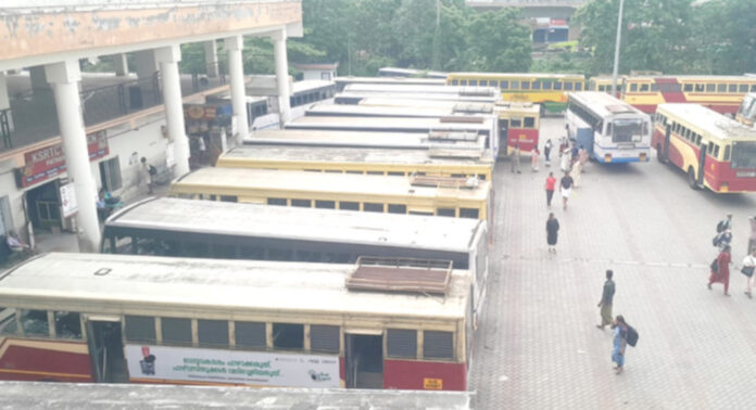 പത്തനംതിട്ടയില് കെ.എസ്.ആര്.റ്റി.സി ബസുകള് തടഞ്ഞ് ഹര്ത്താല് അനുകൂലികള് പത്തനംതിട്ടയില് കെ.എസ്.ആര്.റ്റി.സി ബസുകള് തടഞ്ഞ് ഹര്ത്താല് അനുകൂലികള്
