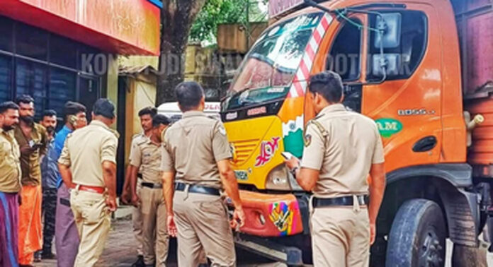കലഞ്ഞൂരിൽ യുവാവിന്റെ മരണത്തിന് ഇടയാക്കിയ വാഹനം പോലീസ് പിടിച്ചെടുത്തു കലഞ്ഞൂരിൽ യുവാവിന്റെ മരണത്തിന് ഇടയാക്കിയ വാഹനം പോലീസ് പിടിച്ചെടുത്തു