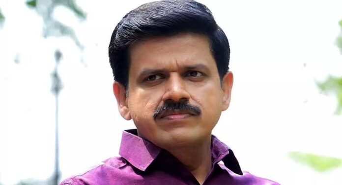 തൃക്കരിപ്പൂർ സന്ദീപ് വാര്യരും എൽഡിഎഫ് ബൂത്ത് ഏജന്റുമാരും തമ്മിൽ ബൂത്തിനകത്ത് വാക്കുതർക്കം തൃക്കരിപ്പൂർ സന്ദീപ് വാര്യരും എൽഡിഎഫ് ബൂത്ത് ഏജന്റുമാരും തമ്മിൽ ബൂത്തിനകത്ത് വാക്കുതർക്കം