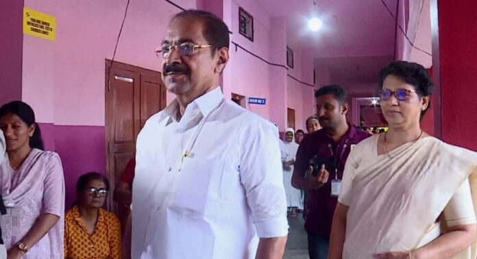 പേരാവൂരിൽ യുഡിഎഫ് ബൂത്ത് ഏജന്റിന് നേരെ നായിക്കുരണ പൊടി വിതറിയെന്ന് പരാതി പേരാവൂരിൽ യുഡിഎഫ് ബൂത്ത് ഏജന്റിന് നേരെ നായിക്കുരണ പൊടി വിതറിയെന്ന് പരാതി