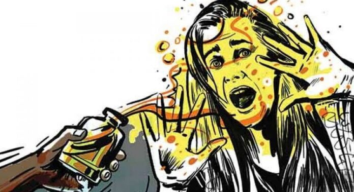 വീടിനുള്ളിൽ ഉറങ്ങിക്കിടക്കുകയായിരുന്ന യുവതിക്കും മാതാവിനും നേരെ ആസിഡ് ആക്രമണം വീടിനുള്ളിൽ ഉറങ്ങിക്കിടക്കുകയായിരുന്ന യുവതിക്കും മാതാവിനും നേരെ ആസിഡ് ആക്രമണം