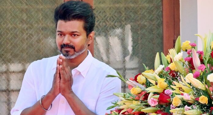 തെക്കൻ തമിഴ്നാടിനെ ഇളക്കിമറിച്ച് വിജയുടെ റോഡ് ഷോ കന്യാകുമാരിയിൽ തെക്കൻ തമിഴ്നാടിനെ ഇളക്കിമറിച്ച് വിജയുടെ റോഡ് ഷോ കന്യാകുമാരിയിൽ