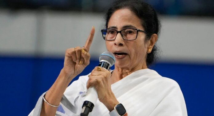 തൃണമൂൾ കോൺഗ്രസിനെ പരാജയപ്പെടുത്താൻ ബിജെപി 1000 കോടിയുടെ ഡീൽ നൽകിയെന്ന് മമത ബാനർജി തൃണമൂൾ കോൺഗ്രസിനെ പരാജയപ്പെടുത്താൻ ബിജെപി 1000 കോടിയുടെ ഡീൽ നൽകിയെന്ന് മമത ബാനർജി