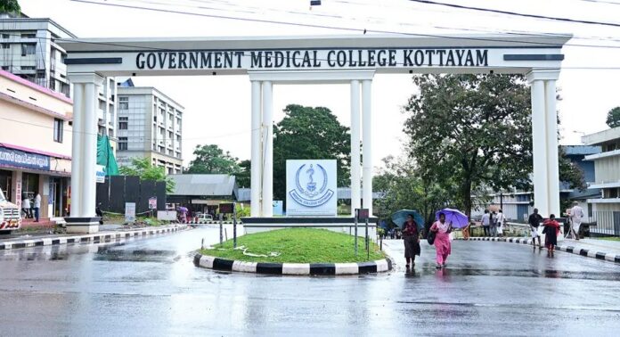 കോട്ടയം മെഡിക്കൽ കോളജിൽ വെള്ളം ഇല്ലാത്തതിനെത്തുടർന്ന് ശസ്ത്രക്രിയകൾ മുടങ്ങി കോട്ടയം മെഡിക്കൽ കോളജിൽ വെള്ളം ഇല്ലാത്തതിനെത്തുടർന്ന് ശസ്ത്രക്രിയകൾ മുടങ്ങി