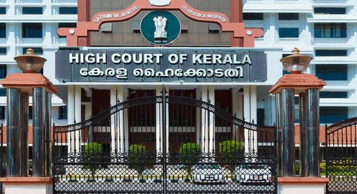 നഗരത്തിലെ കനാലുകളിലും ഓടകളിലും നിന്നും നീക്കം ചെയ്യുന്ന ചെളി മണിക്കൂറുകൾക്കകം മാറ്റണമെന്ന് ഹൈക്കോടതി നഗരത്തിലെ കനാലുകളിലും ഓടകളിലും നിന്നും നീക്കം ചെയ്യുന്ന ചെളി മണിക്കൂറുകൾക്കകം മാറ്റണമെന്ന് ഹൈക്കോടതി