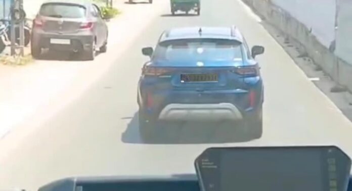 ആലപ്പുഴയിൽ ഫയർ ഫോഴ്സ് സംഘത്തിൻ്റെ വഴിമുടക്കിയ കാറുടമയുടെ ലൈസൻസ് സസ്പെൻ്റ് ചെയ്തു ആലപ്പുഴയിൽ ഫയർ ഫോഴ്സ് സംഘത്തിൻ്റെ വഴിമുടക്കിയ കാറുടമയുടെ ലൈസൻസ് സസ്പെൻ്റ് ചെയ്തു