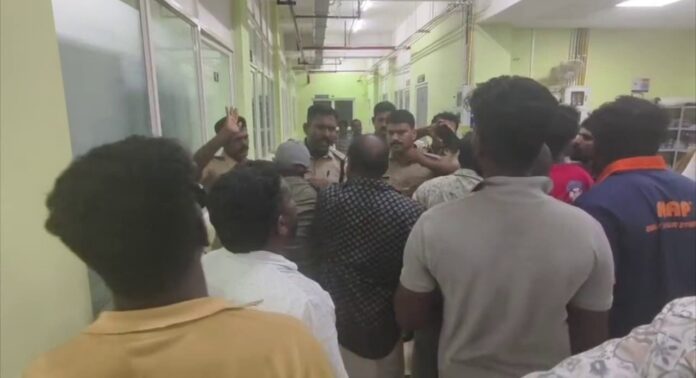 കെഎസ്ഇബി ജീവനക്കാരന്റെ മരണം ; പാറശ്ശാല താലൂക്ക് ആശുപത്രിയിൽ പ്രതിഷേധം കെഎസ്ഇബി ജീവനക്കാരന്റെ മരണം ; പാറശ്ശാല താലൂക്ക് ആശുപത്രിയിൽ പ്രതിഷേധം