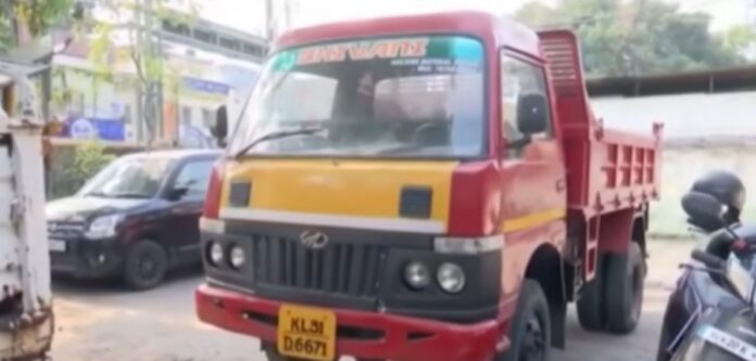 തിരുവനന്തപുരത്ത് മുൻ ചീഫ് സെക്രട്ടറിയുടെ മകന്റെ ഉടമസ്ഥതയിലുള്ള വയലിൽ അനധികൃത നിലം നികത്ത് തിരുവനന്തപുരത്ത് മുൻ ചീഫ് സെക്രട്ടറിയുടെ മകന്റെ ഉടമസ്ഥതയിലുള്ള വയലിൽ അനധികൃത നിലം നികത്ത്