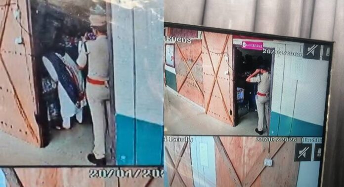 റിസർവ് റൂം തുറന്നതിൽ റിട്ടേണിങ് ഓഫീസർക്ക് വീഴ്ച പറ്റിയതായി വിലയിരുത്തൽ ; വിശദീകരണം തേടി ഡെപ്യൂട്ടി കളക്ടർ റിസർവ് റൂം തുറന്നതിൽ റിട്ടേണിങ് ഓഫീസർക്ക് വീഴ്ച പറ്റിയതായി വിലയിരുത്തൽ ; വിശദീകരണം തേടി ഡെപ്യൂട്ടി കളക്ടർ