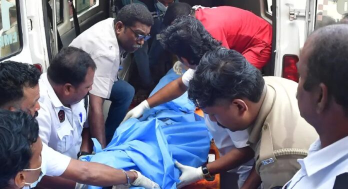 തൃശൂർ വെടിക്കെട്ട് ദുരന്തത്തിൽ മരിച്ച മൂന്ന് പേരെ തിരിച്ചറിഞ്ഞു തൃശൂർ വെടിക്കെട്ട് ദുരന്തത്തിൽ മരിച്ച മൂന്ന് പേരെ തിരിച്ചറിഞ്ഞു