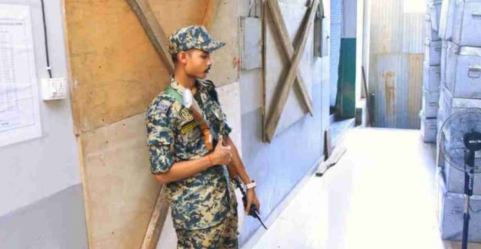 മലപ്പുറത്ത് സ്ട്രോങ് റൂമിന് കാവല്നിന്ന രണ്ട്
ബിഎസ്എഫ് ഉദ്യോഗസ്ഥരെ കാണാനില്ല മലപ്പുറത്ത് സ്ട്രോങ് റൂമിന് കാവല്നിന്ന രണ്ട്
ബിഎസ്എഫ് ഉദ്യോഗസ്ഥരെ കാണാനില്ല
