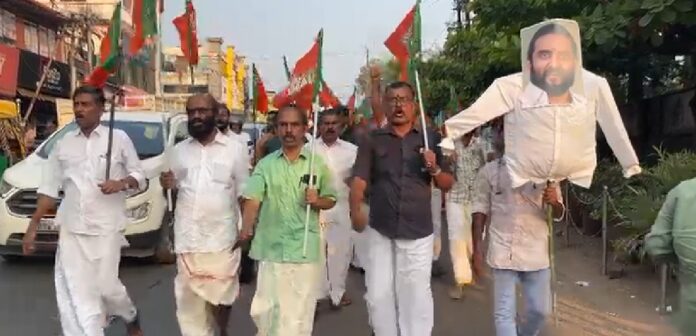 കോഴിക്കോട് വടകരയില് ബിജെപിയില് പൊട്ടിത്തെറി ; പ്രഫുല് കൃഷ്ണയുടെ കോലം കത്തിച്ച് പ്രതിഷേധിച്ചു കോഴിക്കോട് വടകരയില് ബിജെപിയില് പൊട്ടിത്തെറി ; പ്രഫുല് കൃഷ്ണയുടെ കോലം കത്തിച്ച് പ്രതിഷേധിച്ചു
