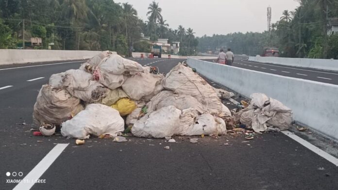 ഉദ്ഘാടനത്തിനൊരുങ്ങുന്ന ആറുവരിപ്പാതയില് മാലിന്യം തള്ളി സാമൂഹ്യവിരുദ്ധര് ഉദ്ഘാടനത്തിനൊരുങ്ങുന്ന ആറുവരിപ്പാതയില് മാലിന്യം തള്ളി സാമൂഹ്യവിരുദ്ധര്