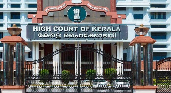 വിവരങ്ങൾ മറച്ചുവെച്ച് ഹൈക്കോടതിയെ സമീപിച്ചു ; ഹർജിക്കാർക്ക് 50,000 രൂപ പിഴ ചുമത്തി ഹൈക്കോടതി വിവരങ്ങൾ മറച്ചുവെച്ച് ഹൈക്കോടതിയെ സമീപിച്ചു ; ഹർജിക്കാർക്ക് 50,000 രൂപ പിഴ ചുമത്തി ഹൈക്കോടതി