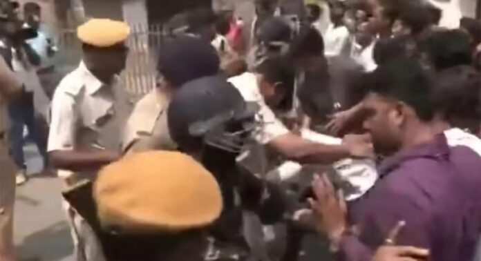 അക്രമാസക്തമായി പശ്ചിമ ബംഗാൾ നിയമസഭാ തെരഞ്ഞെടുപ്പിന്റെ ആദ്യഘട്ടം അക്രമാസക്തമായി പശ്ചിമ ബംഗാൾ നിയമസഭാ തെരഞ്ഞെടുപ്പിന്റെ ആദ്യഘട്ടം