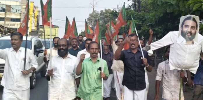 കോഴിക്കോട് ബിജെപിയിൽ വിഭാഗീയത രൂക്ഷമാകുന്നു ; പ്രഫുൽ കൃഷ്ണയുടെ കോലം കത്തിച്ച് പ്രവർത്തകർ കോഴിക്കോട് ബിജെപിയിൽ വിഭാഗീയത രൂക്ഷമാകുന്നു ; പ്രഫുൽ കൃഷ്ണയുടെ കോലം കത്തിച്ച് പ്രവർത്തകർ