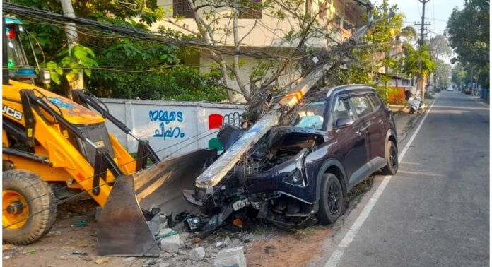ഹരിപ്പാട് നിയന്ത്രണം വിട്ടകാർ വൈദ്യുതിത്തൂണിലിടിച്ച് അപകടം ഹരിപ്പാട് നിയന്ത്രണം വിട്ടകാർ വൈദ്യുതിത്തൂണിലിടിച്ച് അപകടം