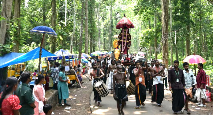 കല്ലേലി മണ്ണില് ഭക്തിയുടെ സൂര്യകിരണം : ആദിത്യ പൊങ്കാല സമര്പ്പിച്ചു കല്ലേലി മണ്ണില് ഭക്തിയുടെ സൂര്യകിരണം : ആദിത്യ പൊങ്കാല സമര്പ്പിച്ചു