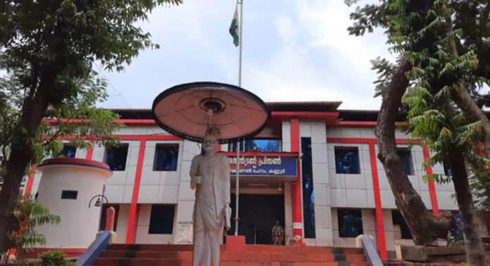 കണ്ണൂർ സെൻട്രൽ ജയിലിൽ വീണ്ടും സുരക്ഷാ വീഴ്ച : സിം കാര്ഡ് ഉള്പ്പെടെ സ്മാർട്ട് ഫോൺ പിടികൂടി കണ്ണൂർ സെൻട്രൽ ജയിലിൽ വീണ്ടും സുരക്ഷാ വീഴ്ച : സിം കാര്ഡ് ഉള്പ്പെടെ സ്മാർട്ട് ഫോൺ പിടികൂടി