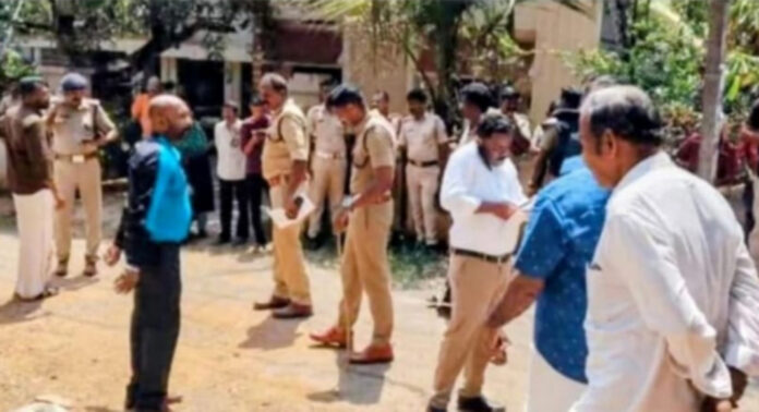 ഇളമണ്ണൂര് കീരുകുന്നുമലയില് മണ്ണെടുപ്പ് ശ്രമം നാട്ടുകാര് തടഞ്ഞു : പ്രദേശത്ത് സംഘര്ഷാവസ്ഥ ഇളമണ്ണൂര് കീരുകുന്നുമലയില് മണ്ണെടുപ്പ് ശ്രമം നാട്ടുകാര് തടഞ്ഞു : പ്രദേശത്ത് സംഘര്ഷാവസ്ഥ