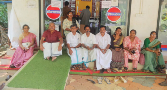 തണ്ണിത്തോട് ഗ്യാസ് ഏജന്സിയില് ക്രമക്കേട് : ഗ്രാമപഞ്ചായത്ത് പ്രസിഡണ്ടും അംഗങ്ങളും എജന്സി ഉപരോധിച്ചു തണ്ണിത്തോട് ഗ്യാസ് ഏജന്സിയില് ക്രമക്കേട് : ഗ്രാമപഞ്ചായത്ത് പ്രസിഡണ്ടും അംഗങ്ങളും എജന്സി ഉപരോധിച്ചു