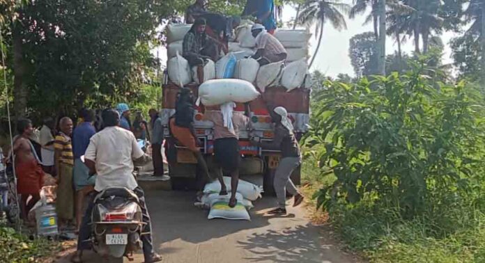 പ്രതിഷേധം ഫലം കണ്ടു ; തലവടി ചൂട്ടുമാലി പാടശേഖരത്തിലെ നെല്ല് സംഭരണം തുടങ്ങി പ്രതിഷേധം ഫലം കണ്ടു ; തലവടി ചൂട്ടുമാലി പാടശേഖരത്തിലെ നെല്ല് സംഭരണം തുടങ്ങി