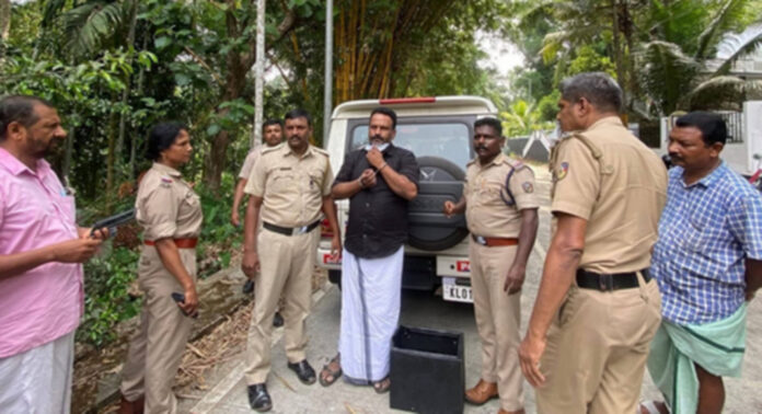 കല്ലൂപ്പാറയില് അടഞ്ഞു കിടന്ന വീട്ടില് മോഷണം ; അയല്വാസി പിടിയില് കല്ലൂപ്പാറയില് അടഞ്ഞു കിടന്ന വീട്ടില് മോഷണം ; അയല്വാസി പിടിയില്