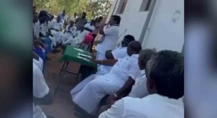 തമിഴ്നാട്ടിൽ വോട്ടിന് പണം ആരോപണം വ്യാപകം ; രാമനാഥപുരത്ത് 3 എഐഎഡിഎംകെ പ്രവര്ത്തകര് പിടിയിൽ തമിഴ്നാട്ടിൽ വോട്ടിന് പണം ആരോപണം വ്യാപകം ; രാമനാഥപുരത്ത് 3 എഐഎഡിഎംകെ പ്രവര്ത്തകര് പിടിയിൽ