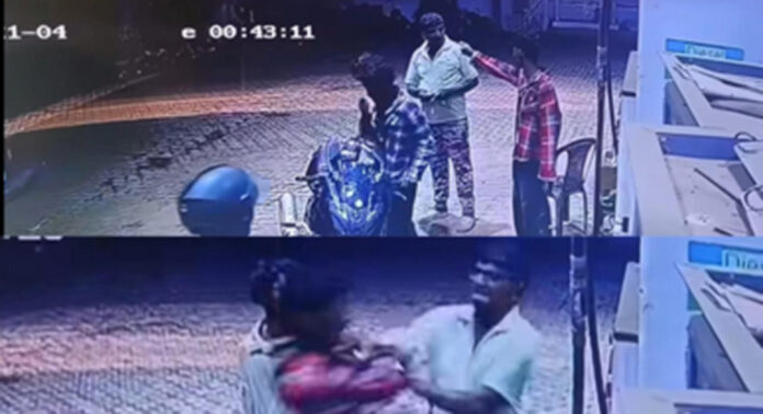 കുപ്പിയില് പെട്രോള് നല്കിയില്ല : ഓമല്ലൂരില് പെട്രോള് പമ്പ് ജീവനക്കാരന് മര്ദനം കുപ്പിയില് പെട്രോള് നല്കിയില്ല : ഓമല്ലൂരില് പെട്രോള് പമ്പ് ജീവനക്കാരന് മര്ദനം
