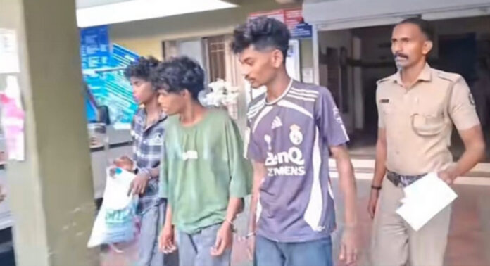 ഓമല്ലൂരില് പെട്രോള് പമ്പ് ജീവനക്കാരനെ മര്ദിച്ച സംഭവത്തില് പ്രതികള് പിടിയില് ഓമല്ലൂരില് പെട്രോള് പമ്പ് ജീവനക്കാരനെ മര്ദിച്ച സംഭവത്തില് പ്രതികള് പിടിയില്