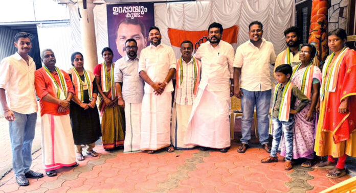 പന്തളം തെക്കേക്കരയിൽ 10 കുടുംബങ്ങൾ കോൺഗ്രസിലേക്ക് ചേർന്നു പന്തളം തെക്കേക്കരയിൽ 10 കുടുംബങ്ങൾ കോൺഗ്രസിലേക്ക് ചേർന്നു