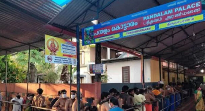 പന്തളം വലിയകോയിക്കൽ ക്ഷേത്രത്തിൽ കാണാതായ കാണിപ്പൊന്ന് തിരികെ ലഭിച്ചു ; കൈനീട്ടമെന്ന് തെറ്റിദ്ധരിച്ച് പോക്കറ്റിലാക്കിയെന്ന് ഭക്തൻ പന്തളം വലിയകോയിക്കൽ ക്ഷേത്രത്തിൽ കാണാതായ കാണിപ്പൊന്ന് തിരികെ ലഭിച്ചു ; കൈനീട്ടമെന്ന് തെറ്റിദ്ധരിച്ച് പോക്കറ്റിലാക്കിയെന്ന് ഭക്തൻ