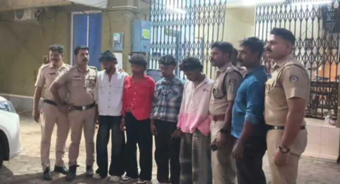 മധ്യവയസ്കനെ മര്ദ്ദിച്ച് സ്കൂട്ടര് തട്ടിയെടുത്ത സംഘം പന്തളത്ത് പിടിയില് മധ്യവയസ്കനെ മര്ദ്ദിച്ച് സ്കൂട്ടര് തട്ടിയെടുത്ത സംഘം പന്തളത്ത് പിടിയില്
