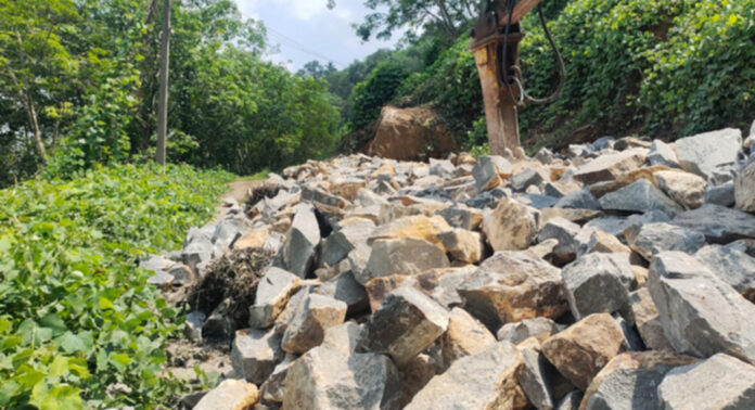 തണ്ണിത്തോട്ടിലെ അനധികൃത പാറ ഖനനത്തിനു പിന്നില് വന് അഴിമതി ; ഉദ്യോഗസ്ഥര്ക്കും പങ്കുണ്ടെന്ന് സംശയം തണ്ണിത്തോട്ടിലെ അനധികൃത പാറ ഖനനത്തിനു പിന്നില് വന് അഴിമതി ; ഉദ്യോഗസ്ഥര്ക്കും പങ്കുണ്ടെന്ന് സംശയം