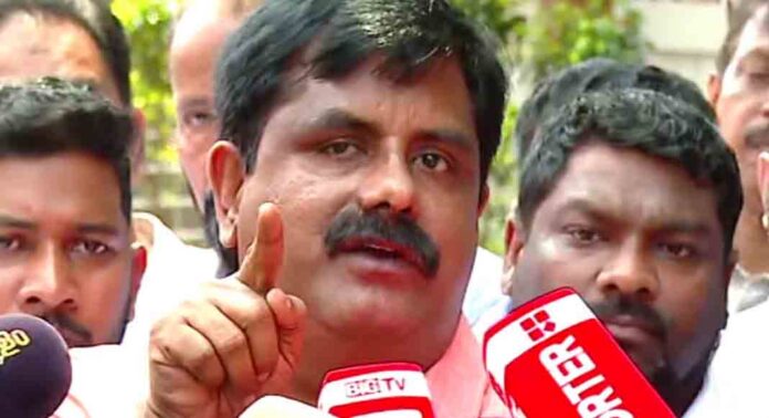 പേരാമ്പ്ര സ്ട്രോങ്ങ് റൂം വിവാദം : അനധികൃത ഇടപെടലുകളിൽ കളക്ടർക്ക് പങ്കുണ്ടെന്ന സംശയമുണ്ടെന്ന് കോഴിക്കോട് ഡി സി സി പ്രസിഡന്റ് പ്രവീൺകുമാർ പേരാമ്പ്ര സ്ട്രോങ്ങ് റൂം വിവാദം : അനധികൃത ഇടപെടലുകളിൽ കളക്ടർക്ക് പങ്കുണ്ടെന്ന സംശയമുണ്ടെന്ന് കോഴിക്കോട് ഡി സി സി പ്രസിഡന്റ് പ്രവീൺകുമാർ