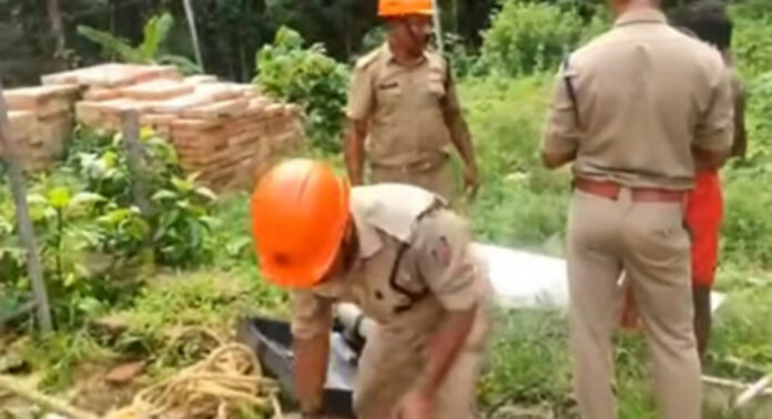 കിണറ്റില് അകപ്പെട്ട തൊഴിലാളിയെ ഫയര് ഫോഴ്സ് രക്ഷപെടുത്തി കിണറ്റില് അകപ്പെട്ട തൊഴിലാളിയെ ഫയര് ഫോഴ്സ് രക്ഷപെടുത്തി