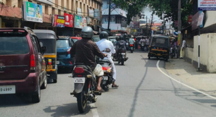 പത്തനംതിട്ട മാര്ക്കറ്റ് റോഡില് ഗതാഗത കുരുക്കില് വലഞ്ഞ് യാത്രക്കാര് പത്തനംതിട്ട മാര്ക്കറ്റ് റോഡില് ഗതാഗത കുരുക്കില് വലഞ്ഞ് യാത്രക്കാര്