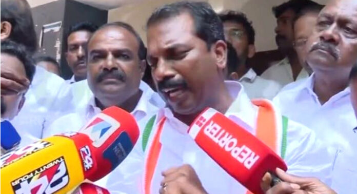അടൂരില് മാധ്യമങ്ങള്ക്ക് മുന്നില് പൊട്ടിക്കരഞ്ഞ് യു.ഡി.എഫ് സ്ഥാനാര്ഥി അഡ്വ.സി.വി ശാന്തകുമാര് അടൂരില് മാധ്യമങ്ങള്ക്ക് മുന്നില് പൊട്ടിക്കരഞ്ഞ് യു.ഡി.എഫ് സ്ഥാനാര്ഥി അഡ്വ.സി.വി ശാന്തകുമാര്