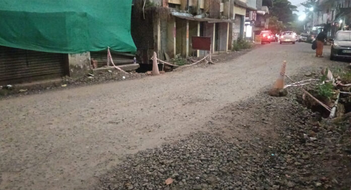 ബംഗ്ലാംകടവ് – ഇട്ടിയപ്പാറ റോഡിൽ ടാറിംഗ് പാതിവഴിയിൽ ; പൊടിശല്യത്തിൽ വലഞ്ഞ് വ്യാപാരികളും നാട്ടുകാരും ബംഗ്ലാംകടവ് – ഇട്ടിയപ്പാറ റോഡിൽ ടാറിംഗ് പാതിവഴിയിൽ ; പൊടിശല്യത്തിൽ വലഞ്ഞ് വ്യാപാരികളും നാട്ടുകാരും