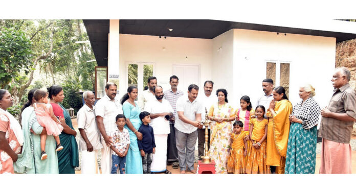 സുനില് ടീച്ചറിന്റെ 375 – മത് സ്നേഹഭവനം ആതിരയുടെ അഞ്ചംഗ കുടുംബത്തിന് വിഷുക്കൈനീട്ടമായി സമ്മാനിച്ചു സുനില് ടീച്ചറിന്റെ 375 – മത് സ്നേഹഭവനം ആതിരയുടെ അഞ്ചംഗ കുടുംബത്തിന് വിഷുക്കൈനീട്ടമായി സമ്മാനിച്ചു