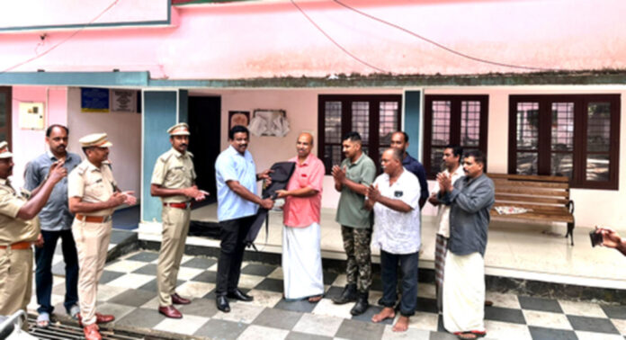 പത്തനംതിട്ടയില് സര്പ്പ വാളണ്ടിയര്മാര്ക്ക് സ്നേക്ക് റസ്ക്യൂ കിറ്റുകള് വിതരണം ചെയ്തു പത്തനംതിട്ടയില് സര്പ്പ വാളണ്ടിയര്മാര്ക്ക് സ്നേക്ക് റസ്ക്യൂ കിറ്റുകള് വിതരണം ചെയ്തു