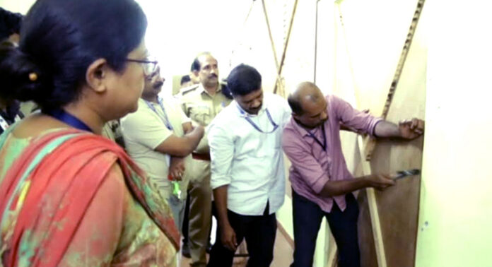 പത്തനംതിട്ട ജില്ലയിലെ വോട്ടിങ് യന്ത്രങ്ങള് സ്ട്രോങ് റൂമുകളിലേക്ക് മാറ്റി പത്തനംതിട്ട ജില്ലയിലെ വോട്ടിങ് യന്ത്രങ്ങള് സ്ട്രോങ് റൂമുകളിലേക്ക് മാറ്റി