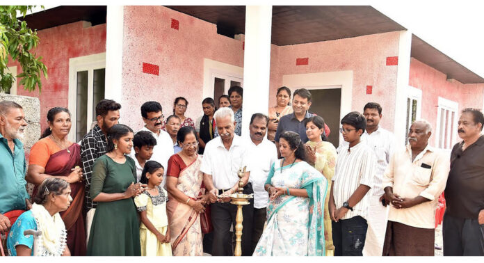 ഡോ.എം.എസ്. സുനിലിന്റെ 374 -മത് സ്നേഹഭവനം ഷാഹിദയുടെ കുടുംബത്തിന് ഡോ.എം.എസ്. സുനിലിന്റെ 374 -മത് സ്നേഹഭവനം ഷാഹിദയുടെ കുടുംബത്തിന്