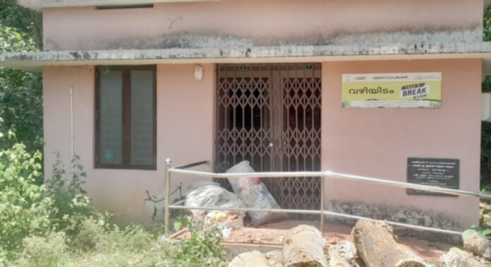 വള്ളിക്കോട് ടേക്ക് എ ബ്രേക്ക് പദ്ധതി “ബ്രേക്കായി ” ; ലക്ഷങ്ങൾ മുടക്കിയ കെട്ടിടം നശിക്കുന്നു വള്ളിക്കോട് ടേക്ക് എ ബ്രേക്ക് പദ്ധതി “ബ്രേക്കായി ” ; ലക്ഷങ്ങൾ മുടക്കിയ കെട്ടിടം നശിക്കുന്നു