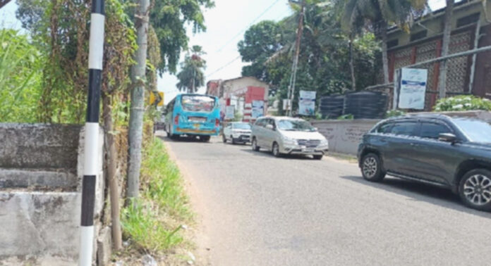 തിരുവല്ല – മല്ലപ്പള്ളി റോഡില് സ്വകാര്യ ബസുകളുടെ മത്സരയോട്ടം ; കണ്ണടച്ച് പോലീസും മോട്ടോര് വാഹന വകുപ്പും തിരുവല്ല – മല്ലപ്പള്ളി റോഡില് സ്വകാര്യ ബസുകളുടെ മത്സരയോട്ടം ; കണ്ണടച്ച് പോലീസും മോട്ടോര് വാഹന വകുപ്പും