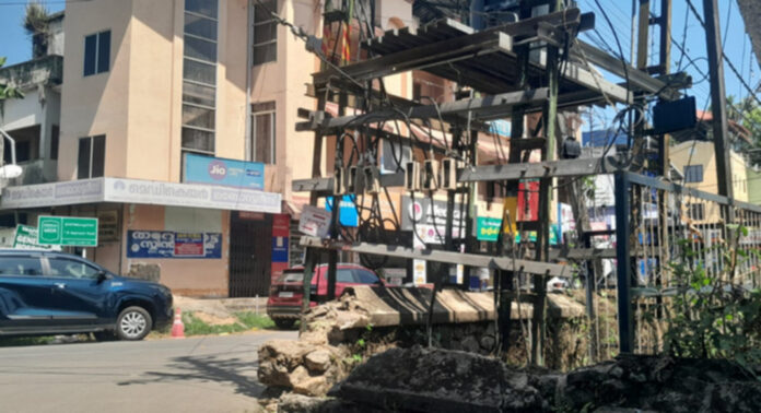 സുരക്ഷാ വേലിയും ഫ്യൂസ് കാരിയറുമില്ല ; അപകട ഭീഷണിയില് പത്തനംതിട്ട ജനറല് ആശുപത്രി വളപ്പിലെ ട്രാന്സ്ഫോര്മര് സുരക്ഷാ വേലിയും ഫ്യൂസ് കാരിയറുമില്ല ; അപകട ഭീഷണിയില് പത്തനംതിട്ട ജനറല് ആശുപത്രി വളപ്പിലെ ട്രാന്സ്ഫോര്മര്